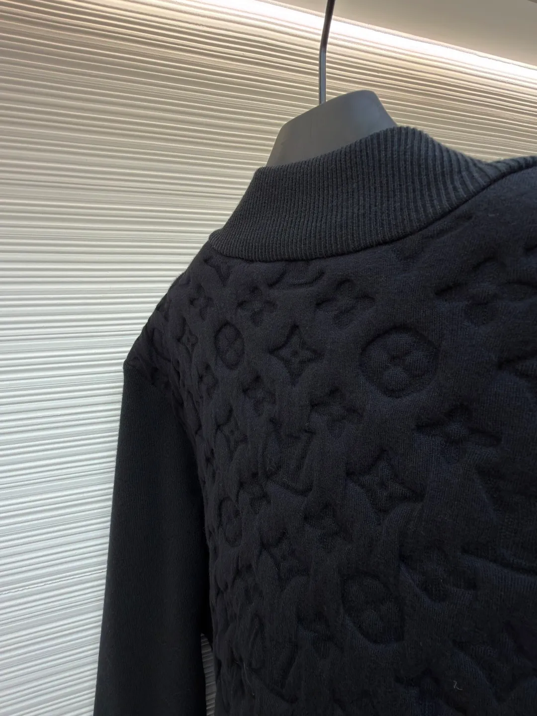 LOUIS VUITTON padded wool bomber jacket ●Original version: 25100 purchase and development ●Item number: 1681567-C10 ●Fabric: wool interwoven three-dimensional jacquard fabric ●Technology: embossed production ●Color: black ●Version: fitted version ●Weight: about 1340 grams ●Size: S-M-L-XL ●Description: Custom-woven wool interwoven three-dimensional jacquard fabric, soft as clouds, thick and solid Every inch of fiber contains a heavy warmth. The classic black tone exudes an innate sense of luxury. Full-width Monogram quilting is used to reconstruct the texture of the body. Each diamond grid reshapes the flat totem on the canvas into a relief building of the body. Textures of different shades are raised like reliefs. The neat frame supported by the texture. Quilted padding reconstructs the temperature philosophy of the bomber jacket. Let the iconic symbol become a walking art, molding three-dimensional Monogram embossing process Permanently shape the relief outline. Prioritize the customization of metal molds and precision lamination technology to permanently shape the Monogram pattern with an embossed three-dimensional texture. Form a three-dimensional texture with both visual concave and convex feeling and tactile relief feeling, using a laser projection positioning system. The split mold modules are accurately aligned on the fabric according to the Monogram arrangement rules to ensure that the full-width pattern is continuous and without misalignment. Multi-layer composite lining uses precise composite adhesive lining + elastic sponge + isolation film. Three layers of functional materials form the structural support of the fabric, lining and lining. To ensure that the Monogram pattern can be three-dimensionally raised and permanently shaped during molding, the shape is fixed, and the washing water of the garment is softened and deodorized. The clothes are deeply cleaned and deodorized through professional washing equipment and specific detergents to improve the feel and appearance of the clothes. The overall wiring is straight and delicate, the fabric is comfortable and soft, and the color is consistent without color difference. It can be matched with the same style to create a fashionable look and control various occasions. Customized accessories, complete with three standards, same style for men and women!